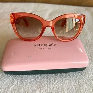 Kate Spade
Sharlotte/S 04D/WI made in slovenia Amazon.com | Kate Spade New York Charlotte Street East 4  main image 3